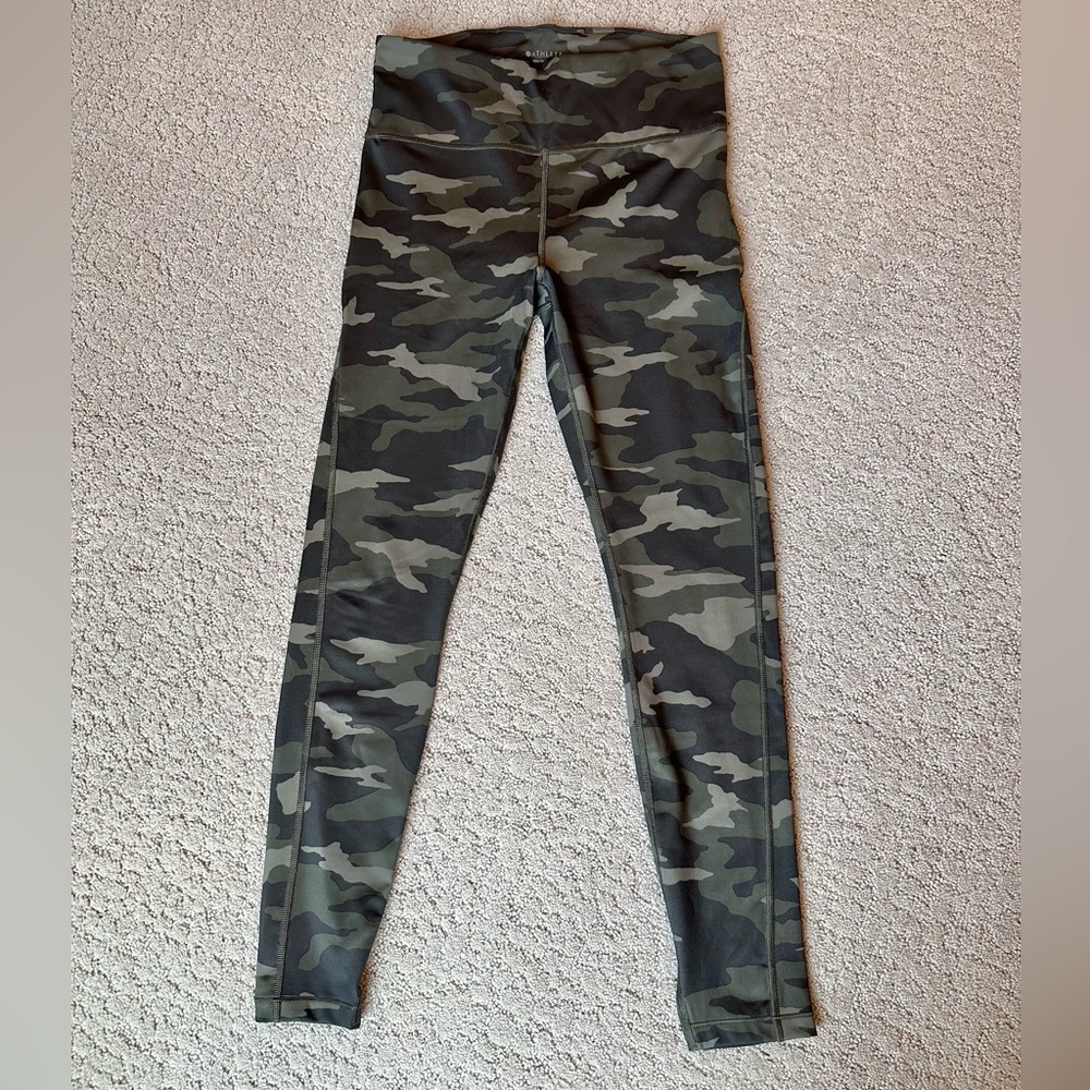 Athleta Ultimate 7/8 Stash Leggings in Green Camouflage - Size Smalll